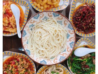 拉条子拌面不仅是新疆美食，更成为文化符号，原来吃法有这么多种
