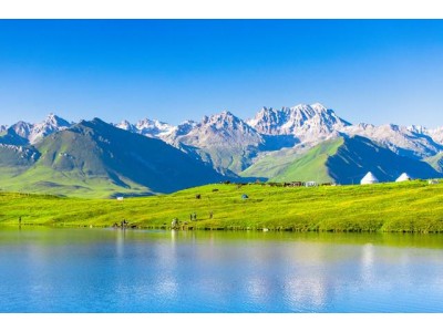 新疆旅游攻略必去景点，赛里木湖的蓝与那拉提的风：享受自然浪漫