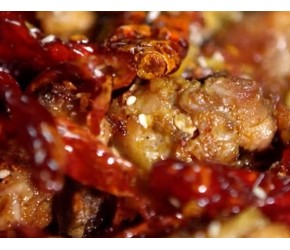 新疆灵魂美味:著名柴窝煲辣子鸡出锅!