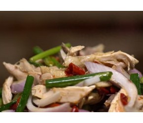皮脆嫩、肉劲道，吃起来清香四溢!新疆椒麻鸡
