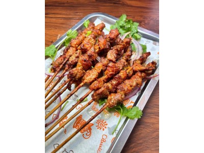 探寻新疆特色美食小吃：羊肉串等，领略独特风味